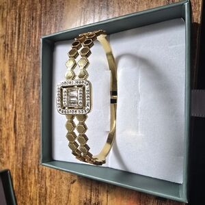Elegant Gold Bracelet with Crystal Accents